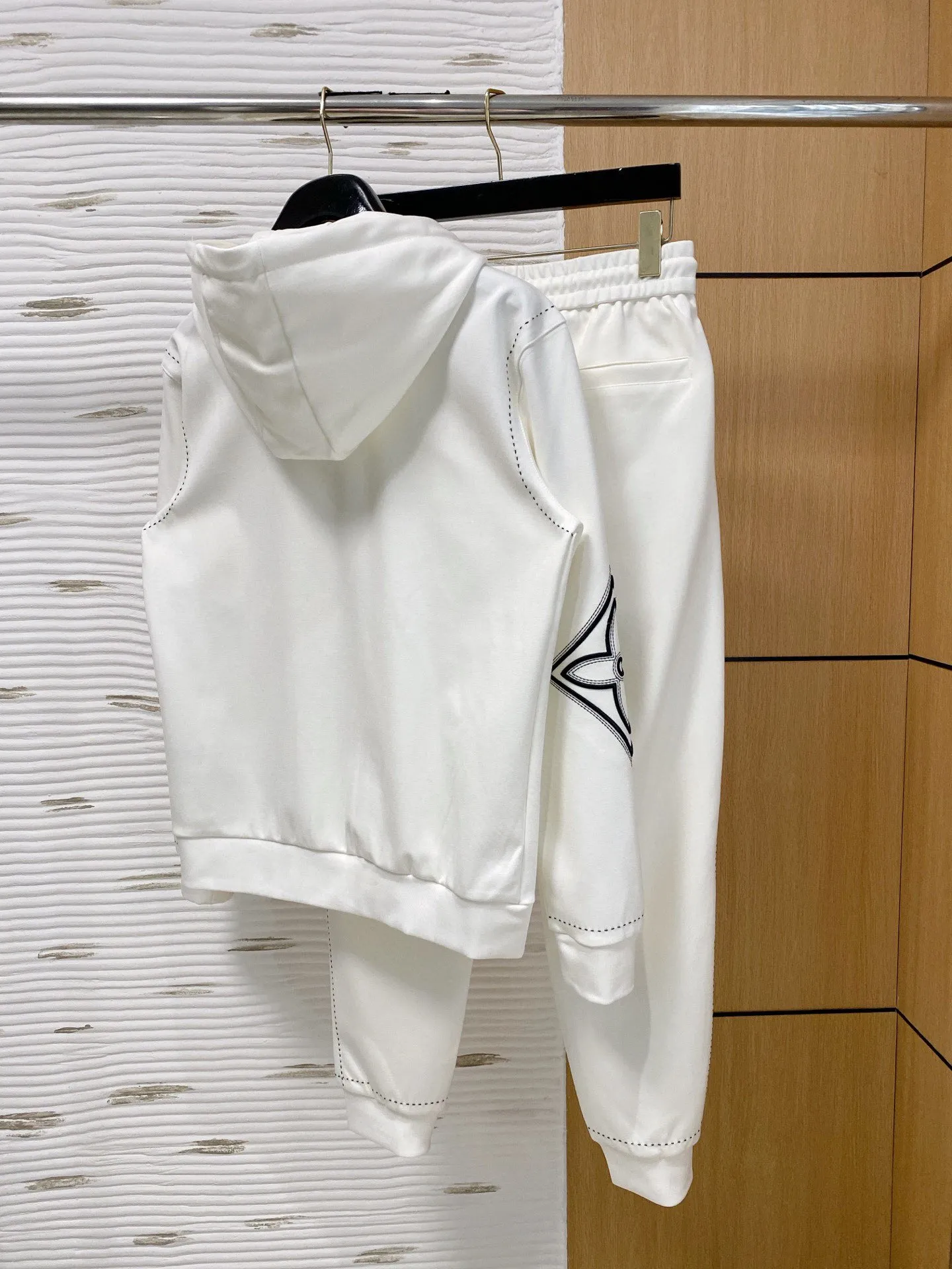 🅿️720 [LV Louis Vuitton] hot-selling suit is coming. Focus on the original version of the official website. 2025 new hot-selling cardigan and sweatshirt suit. The original order is the best. 🇭🇰The meticulous work of top designers. It has a fitting and perfect upper body effect. All-natural high-quality Tencel Roman cotton 100%, close-fitting comfort, noble and elegant! Original hardware embodies elegance and nobility! Counter size: M-3XL (maximum wear up to 190 pounds)